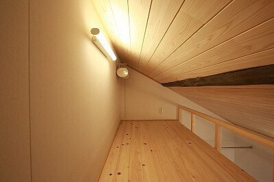 自然素材で増築した子供部屋のロフト。木のぬくもりを感じる、居心地の良い空間。