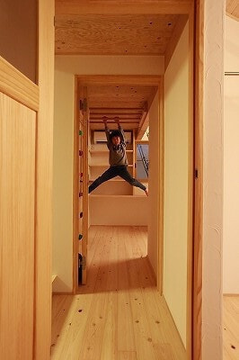 限られた空間を有効活用したロフト下の雲梯。その雲梯で元気よく遊ぶお子さん。