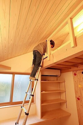 はしごを使ってロフトに上がるお子さん。