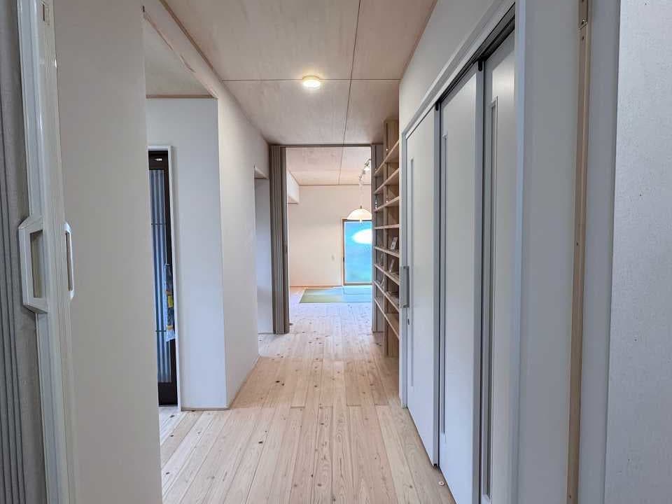 リノベーション後の廊下。車椅子での移動も考慮し、広めに設計されたバリアフリー仕様の廊下。