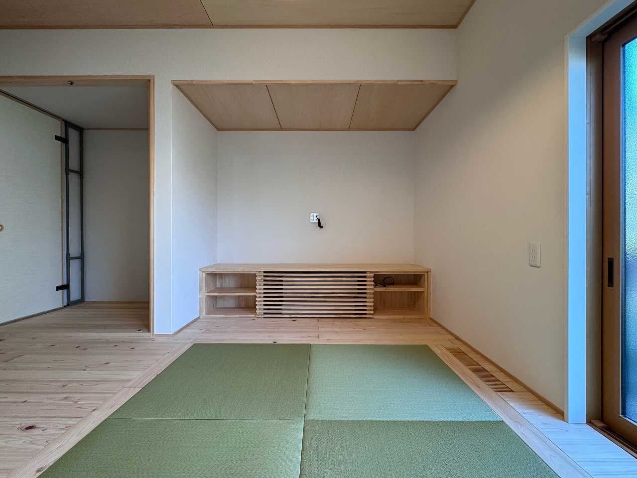 段差のないバリアフリー仕様のリビング。一角に薄畳を敷いた和モダンスペース。。