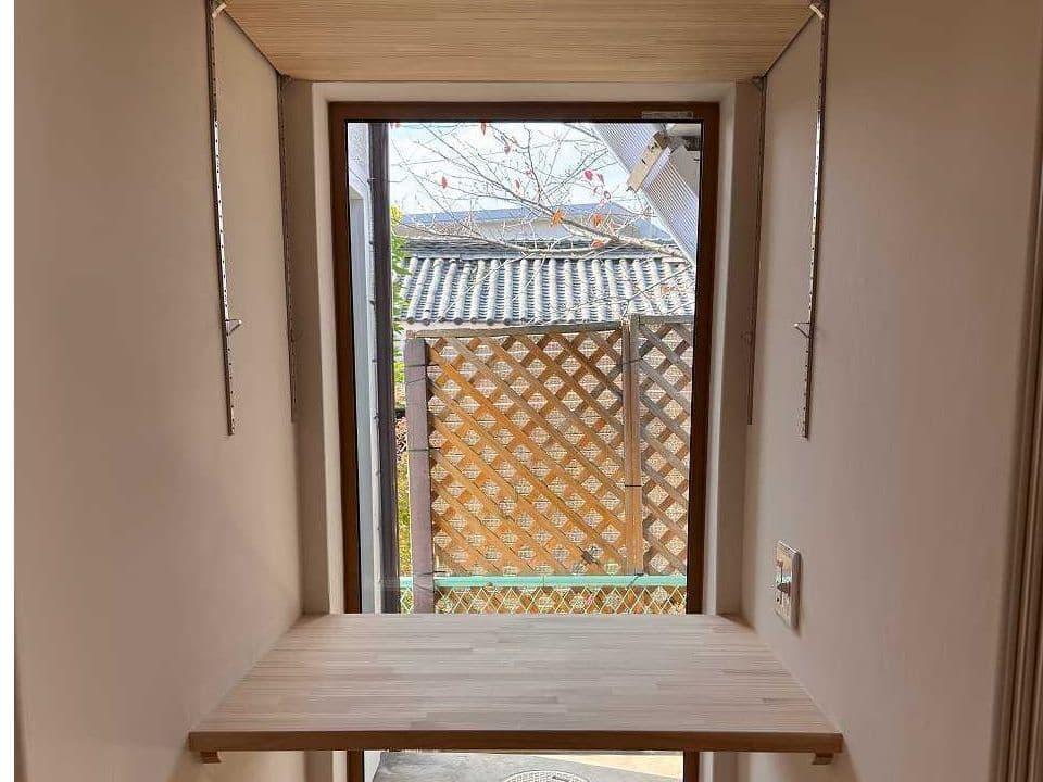 ホールにあるフィックス窓。外からの光が差し込み、明るく開放的な空間を演出。