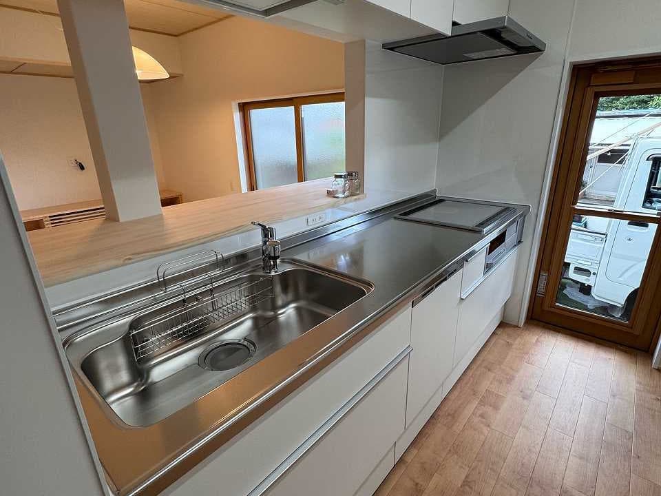 リノベーションで対面式になったキッチン。カウンター越しにリビングダイニングと繋がり、料理中でも家族との会話が弾む開放的な空間です。