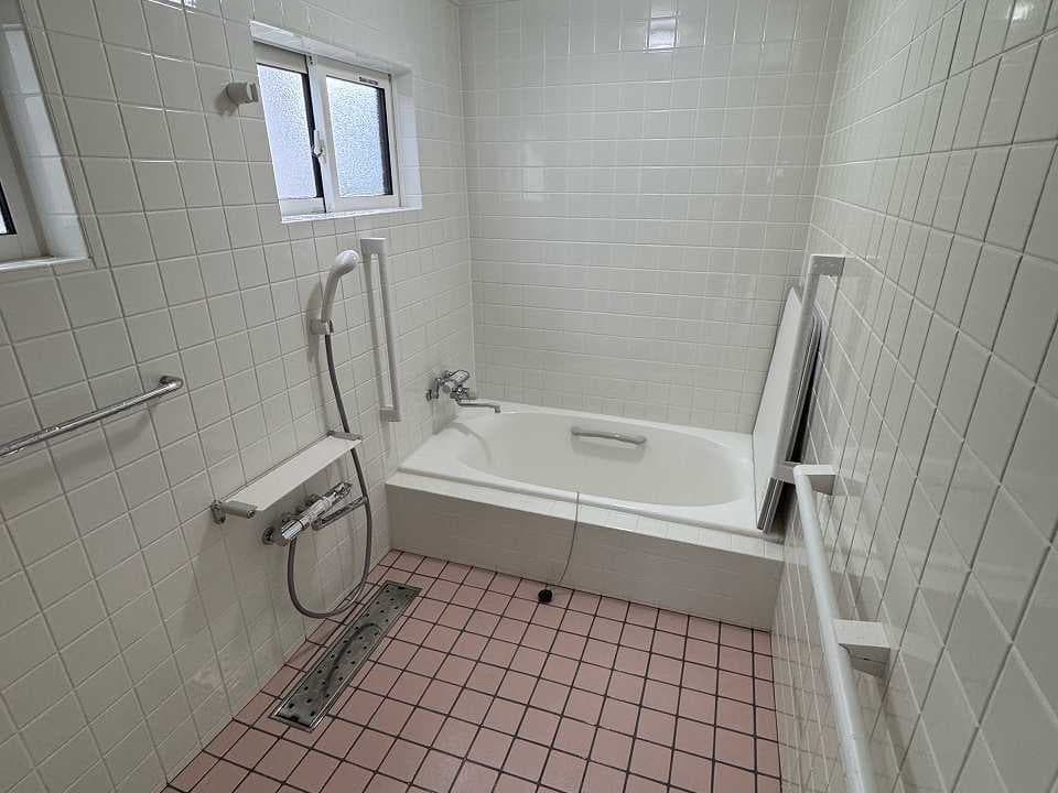 リノベーション後の浴室。立ち座りや浴槽の出入りをサポートする手すりを設置で、安心して使える快適な浴室に。。