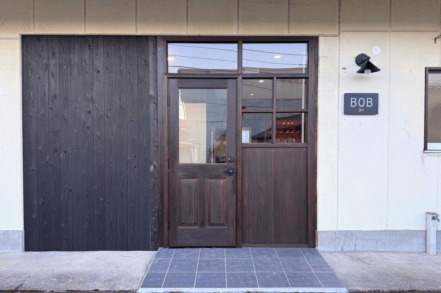四国中央市で手がけた美容室のリノベーション事例。入口の古民家風扉が印象的。