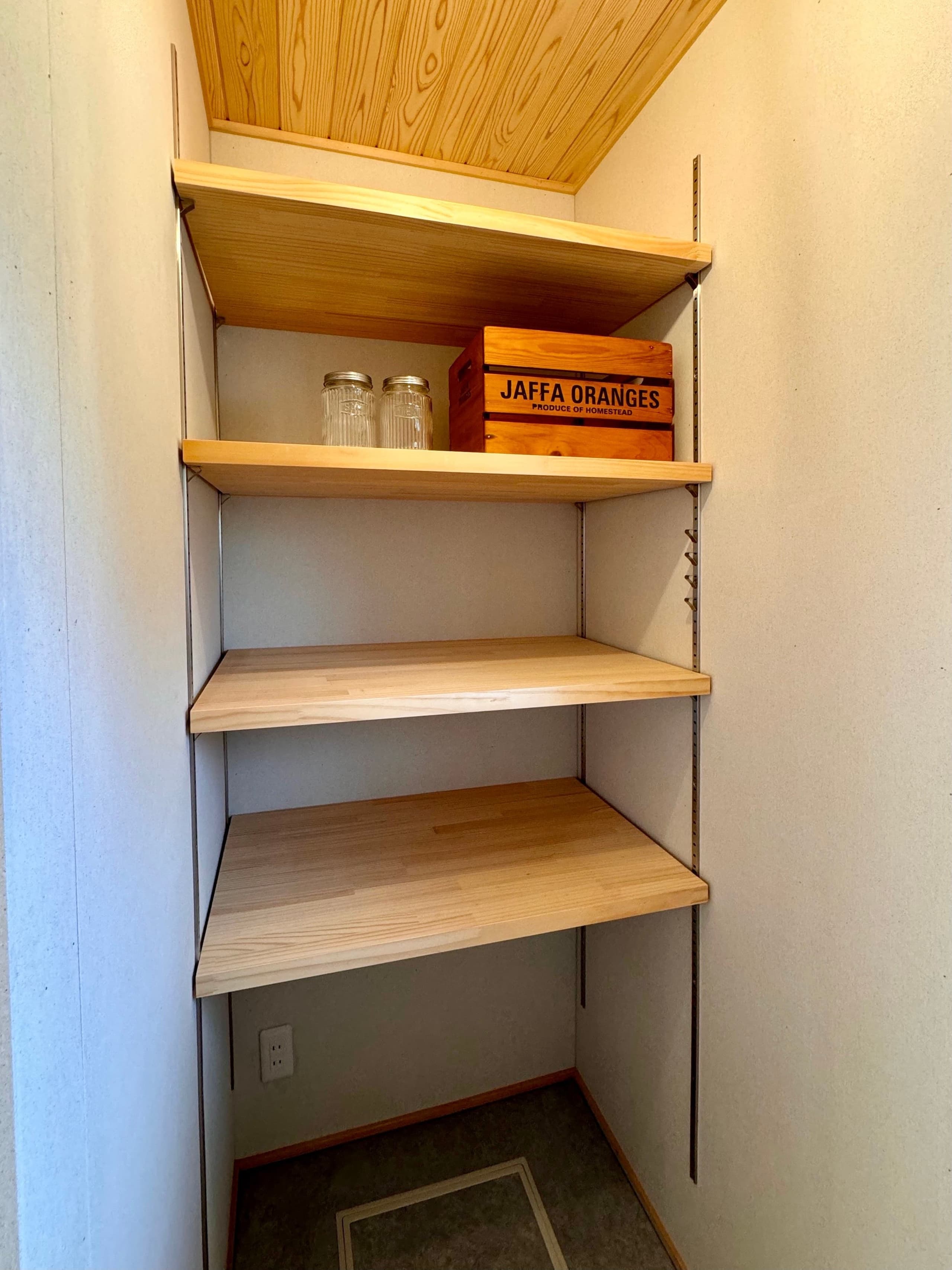 パントリーに設置された使いやすい可動棚