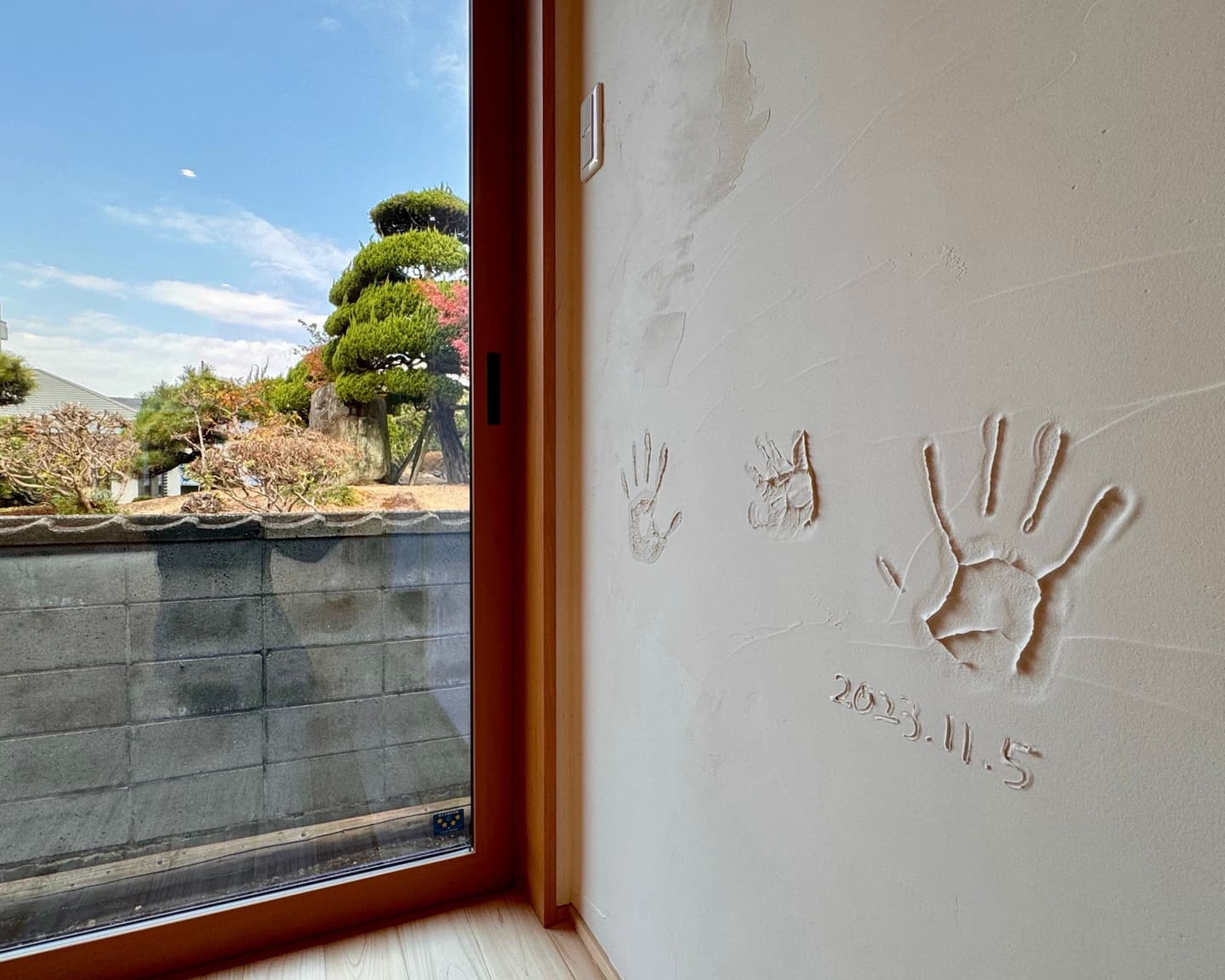 家づくりの思い出を刻んだ、手形入りの施主DIY塗り壁