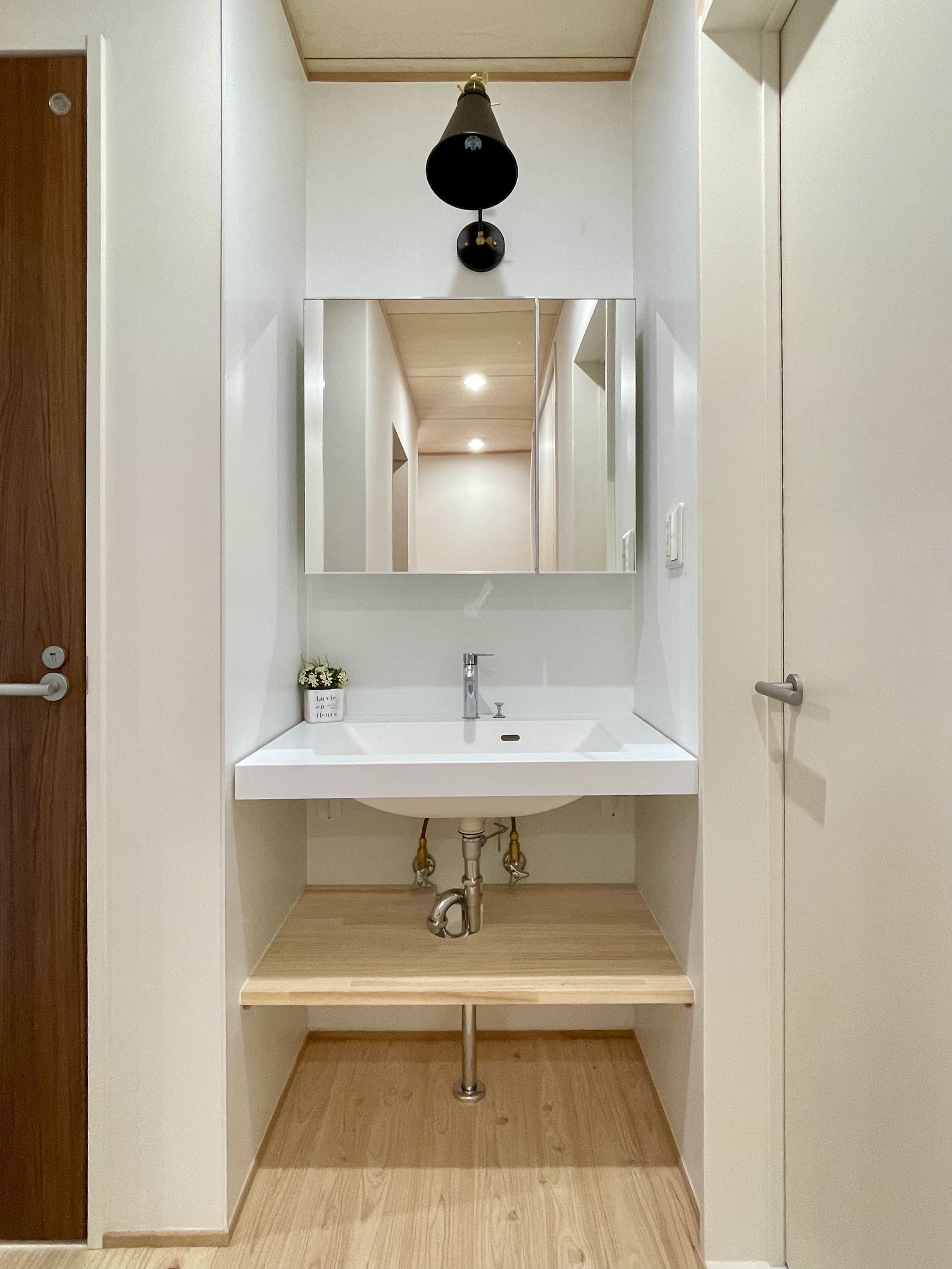 白いボウルが壁面になじむ、ミニマルなデザインの洗面化粧台