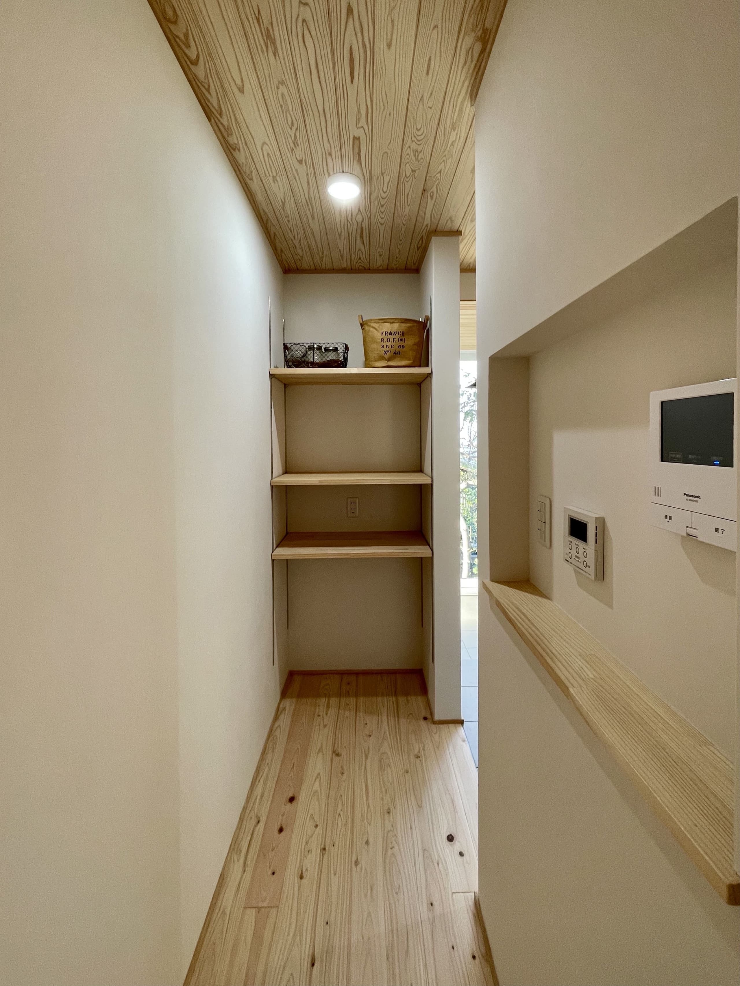 便利な可動棚とリモコンニッチ