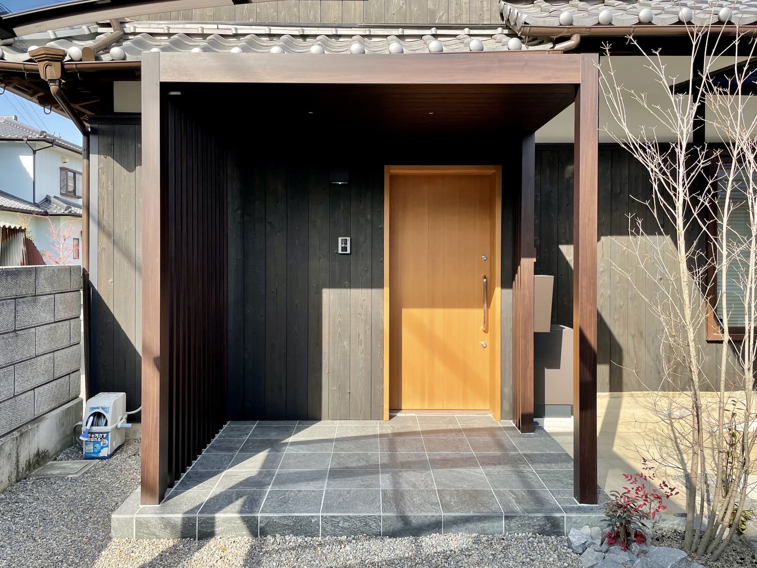 和の趣を感じさせる玄関外観