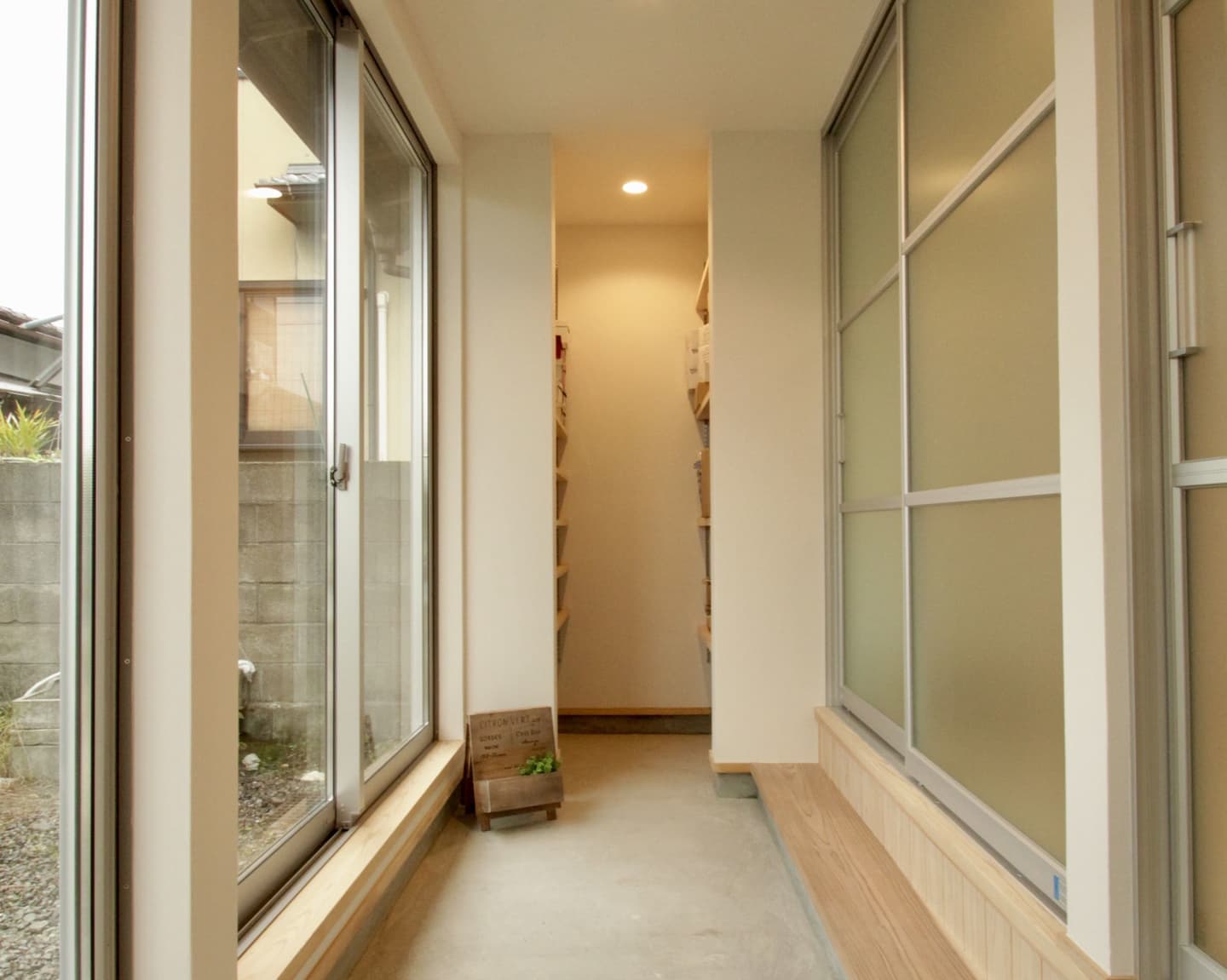 玄関土間の奥に設けた、便利な収納スペース