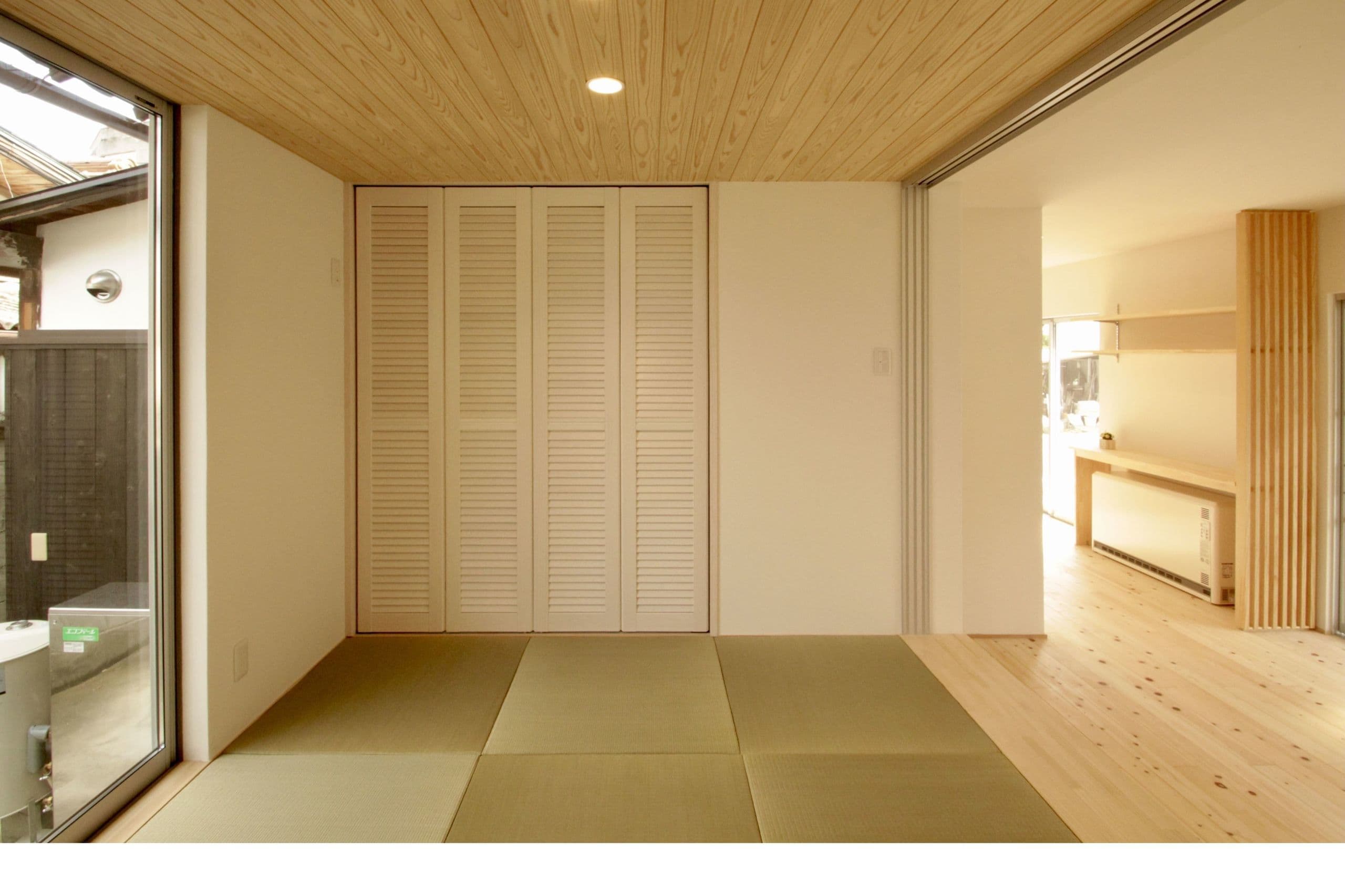 和室にある扉付きの収納スペース