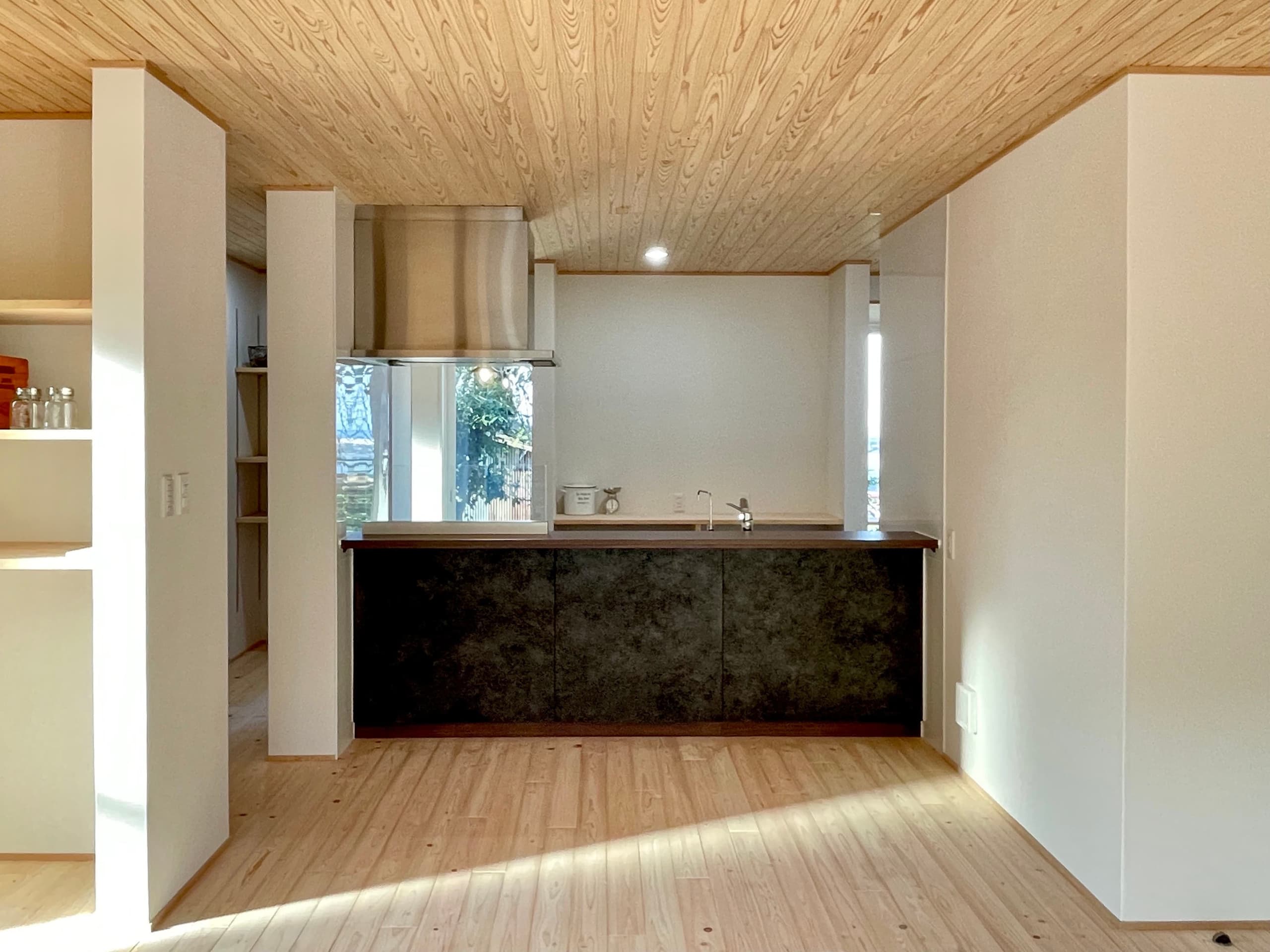 ダイニングとつながる開放的なキッチン